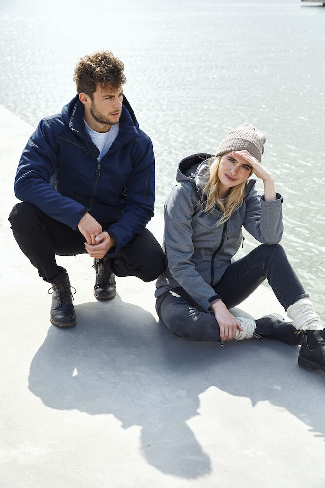 Giacche Due persone sedute sulla sponda di un corpo d'acqua. Indossano abbigliamento personalizzato, con abiti da lavoro stampati in alta risoluzione.
