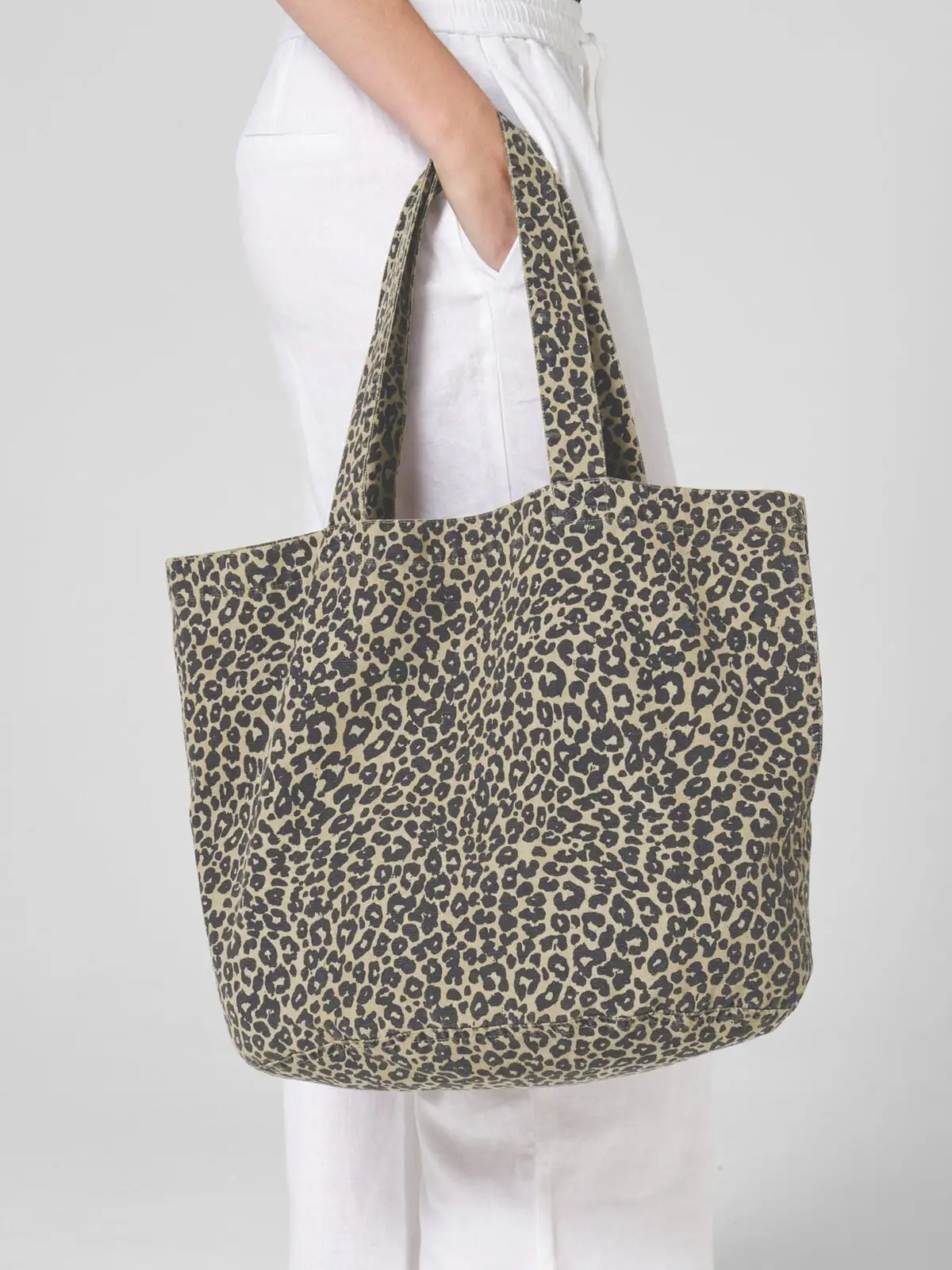 shopper in canvas con stampa leopardata shopper in canvas con stampa leopardata