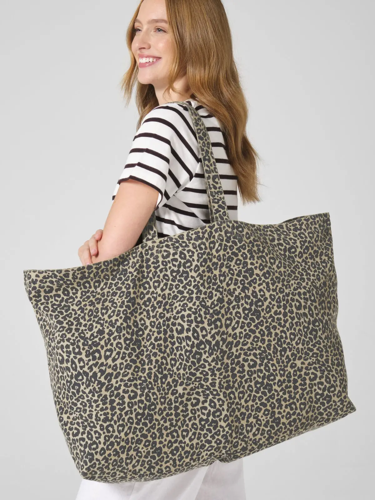 borsa tote oversize in tela con stampa leopardata borsa tote oversize in tela con stampa leopardata