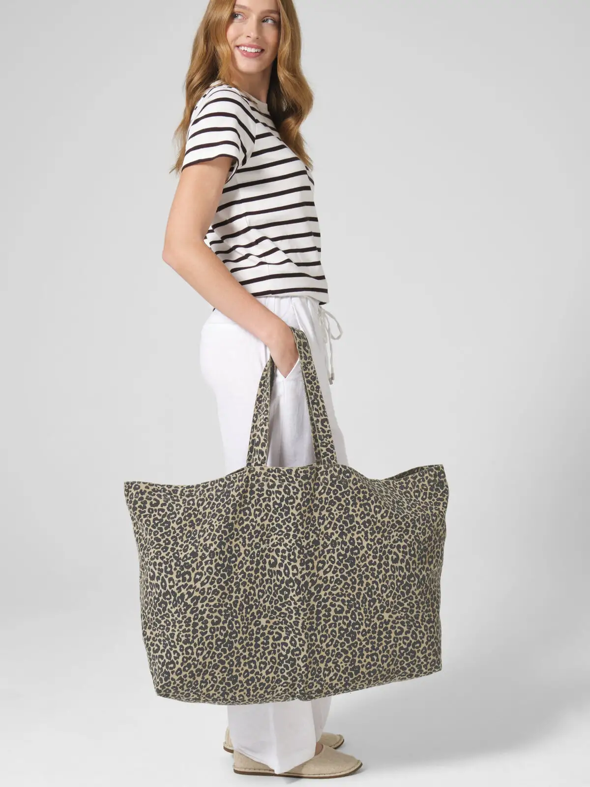 borsa tote oversize in tela con stampa leopardata borsa tote oversize in tela con stampa leopardata